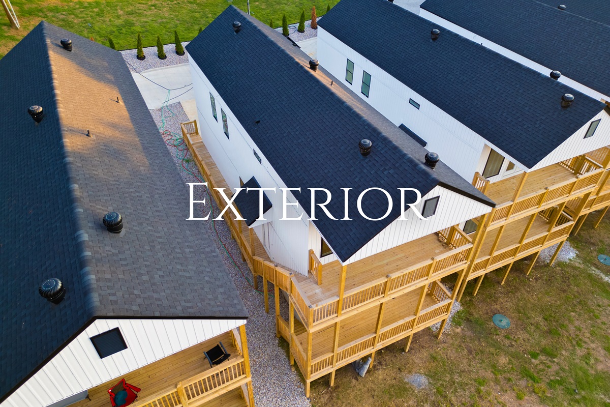 From above, the home&rsquo;s lakeside location becomes easy to appreciate.