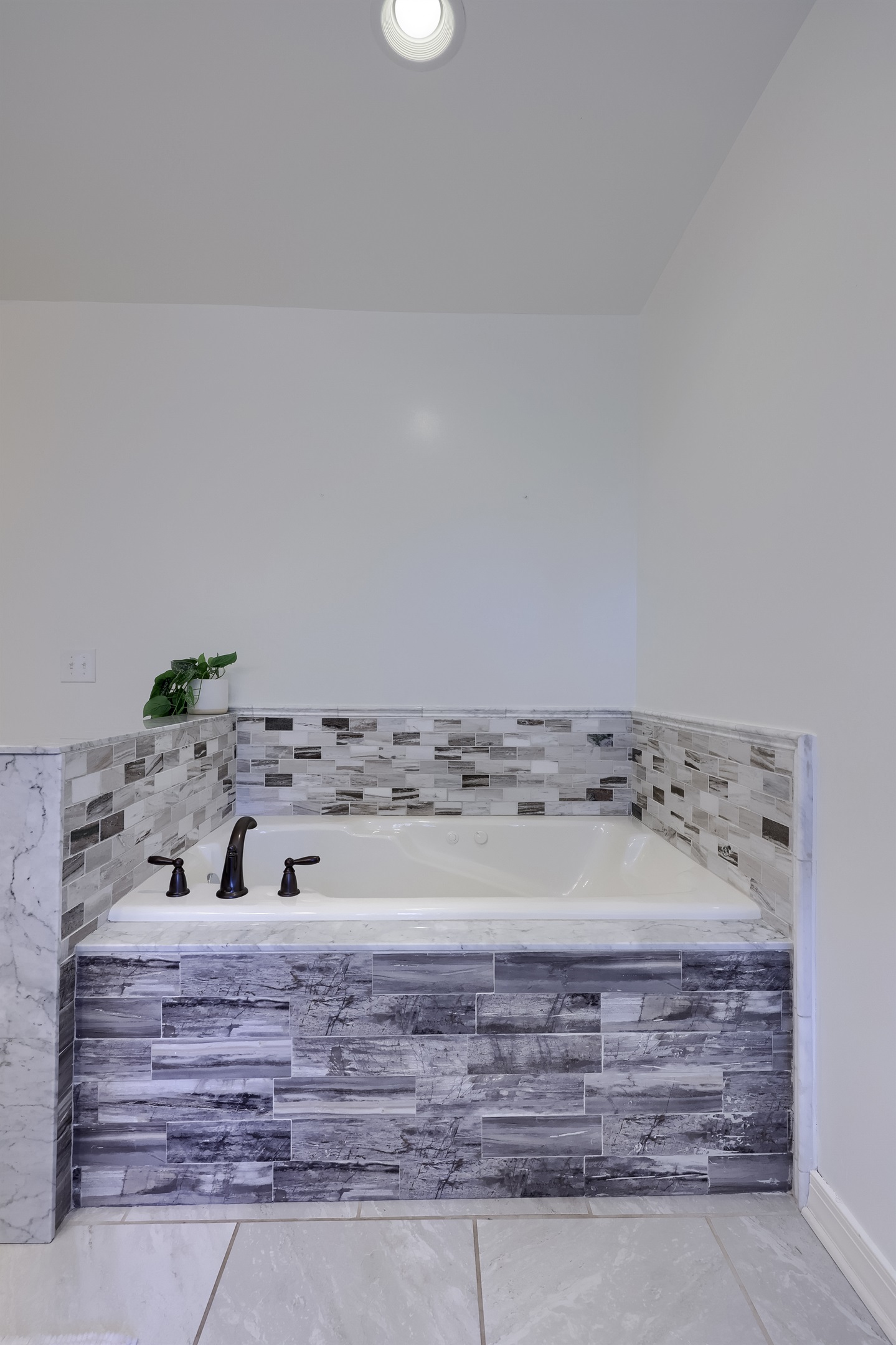 Second Floor Primary Ensuite - Soaking Tub