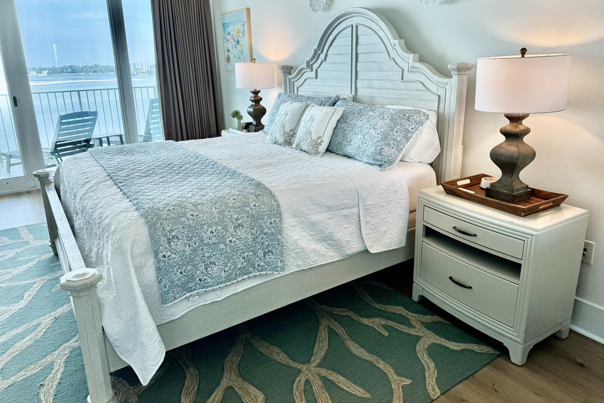 King sized bed in the master and those views!!!