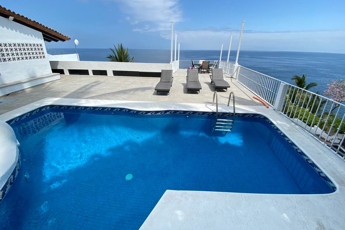 Shared pool and seating with 4 apartments 