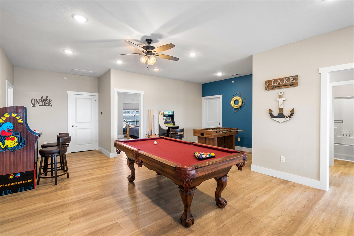 Transform your getaway in this cozy, spacious home! Enjoy game nights with friends in the inviting living area, complete with a pool table and plenty of natural light. Perfect for relaxation and fun! 🏡✨