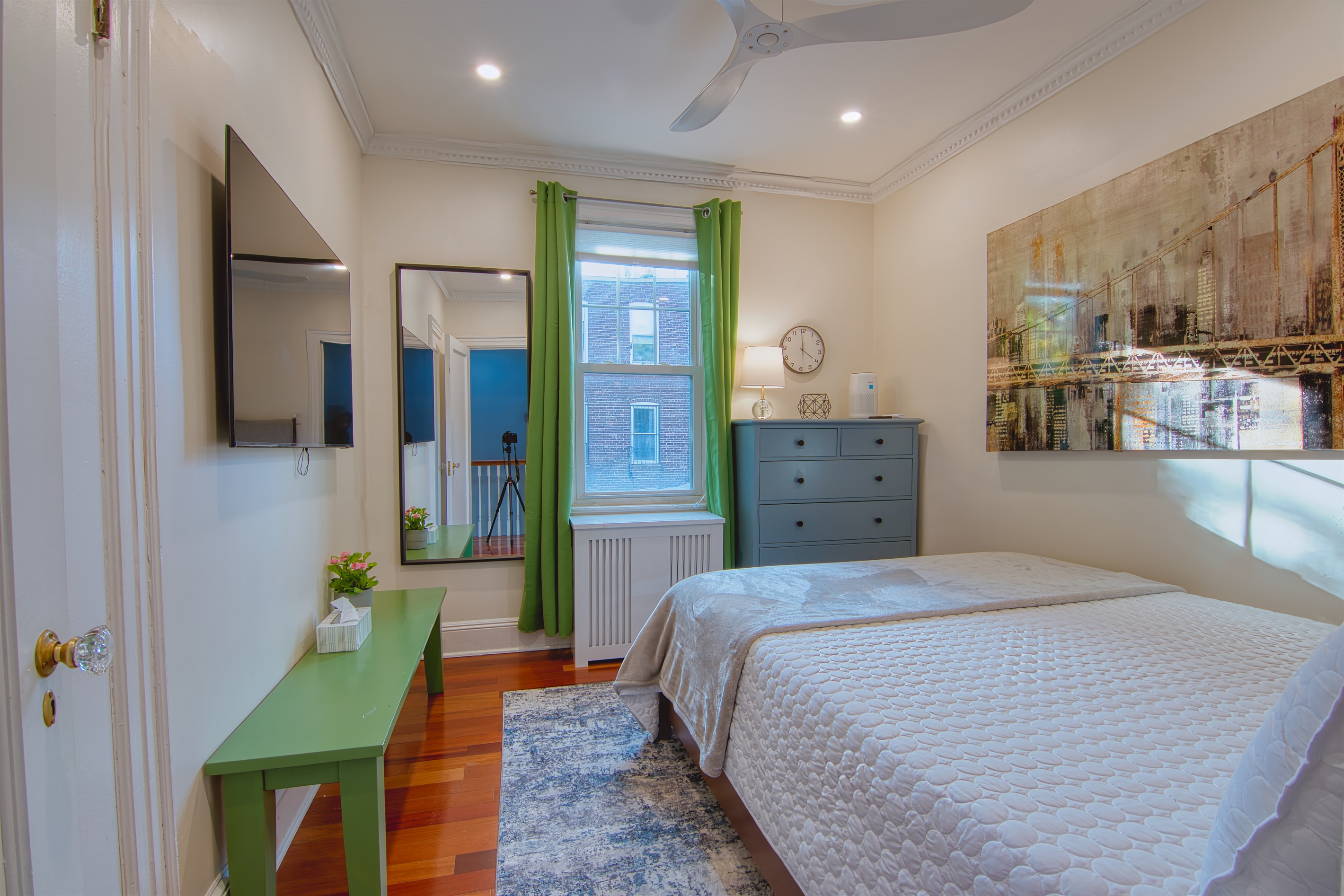 Queen bed, 55" TV, ceiling fan,