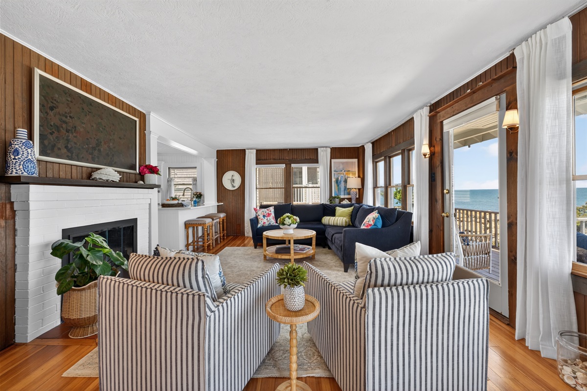 Settle into this charming retreat with comfortable seating and a peaceful atmosphere that feels just like home by the sea. 🐚