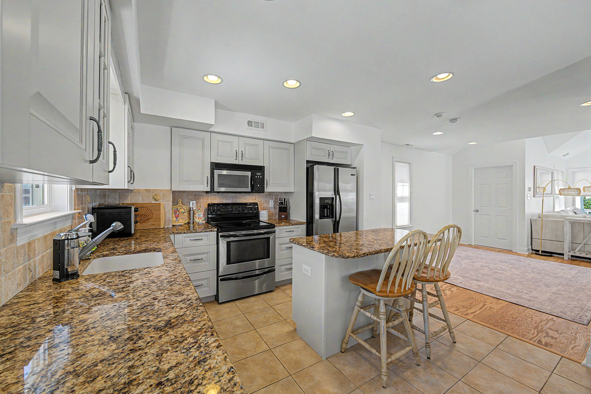 kitchen_breakfast_bar_view