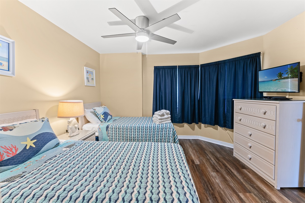 Spacious 2nd Bedroom with twin beds