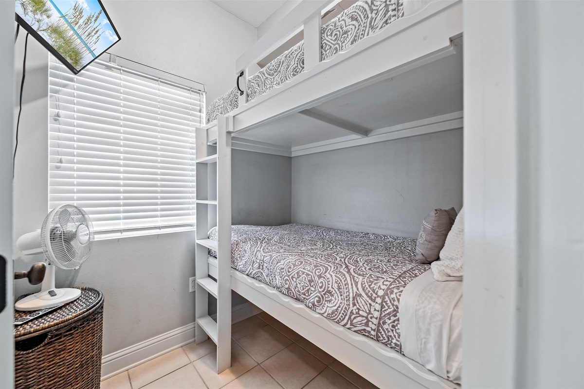 Perfect for families or groups, this bunk bed room provides a fun and functional space. The thoughtful design ensures comfort and convenience for all.