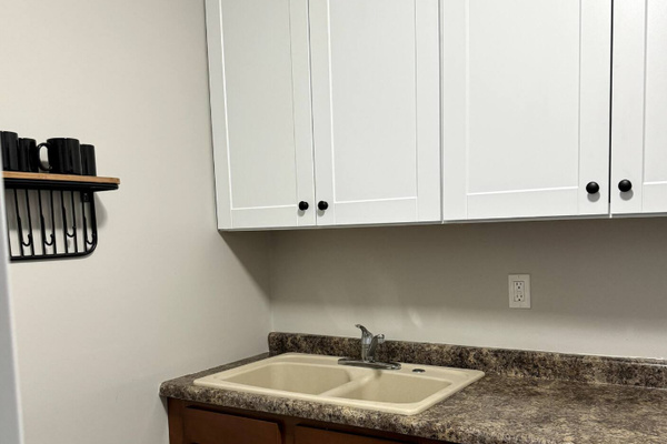 A well-equipped kitchen makes it easy to keep things clean and organized during your stay.