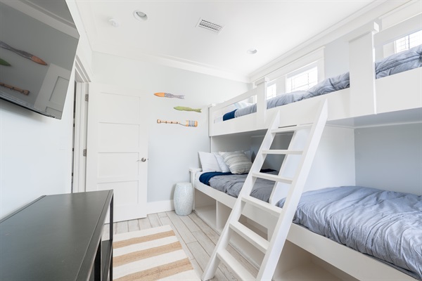 2nd Floor Bunk Room: 2 Twin, 2 Double