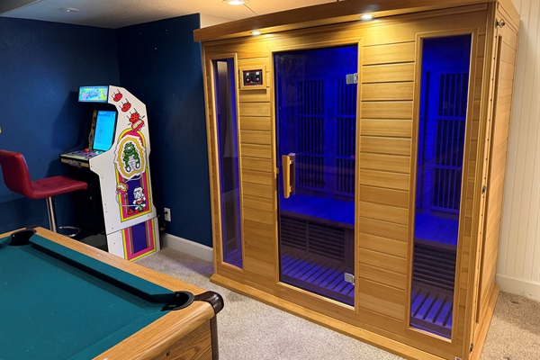 Rack ’em up, then heat ’em up — pool first, sauna after. 🎱🔥