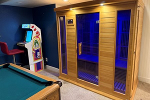 Rack ’em up, then heat ’em up — pool first, sauna after. 🎱🔥