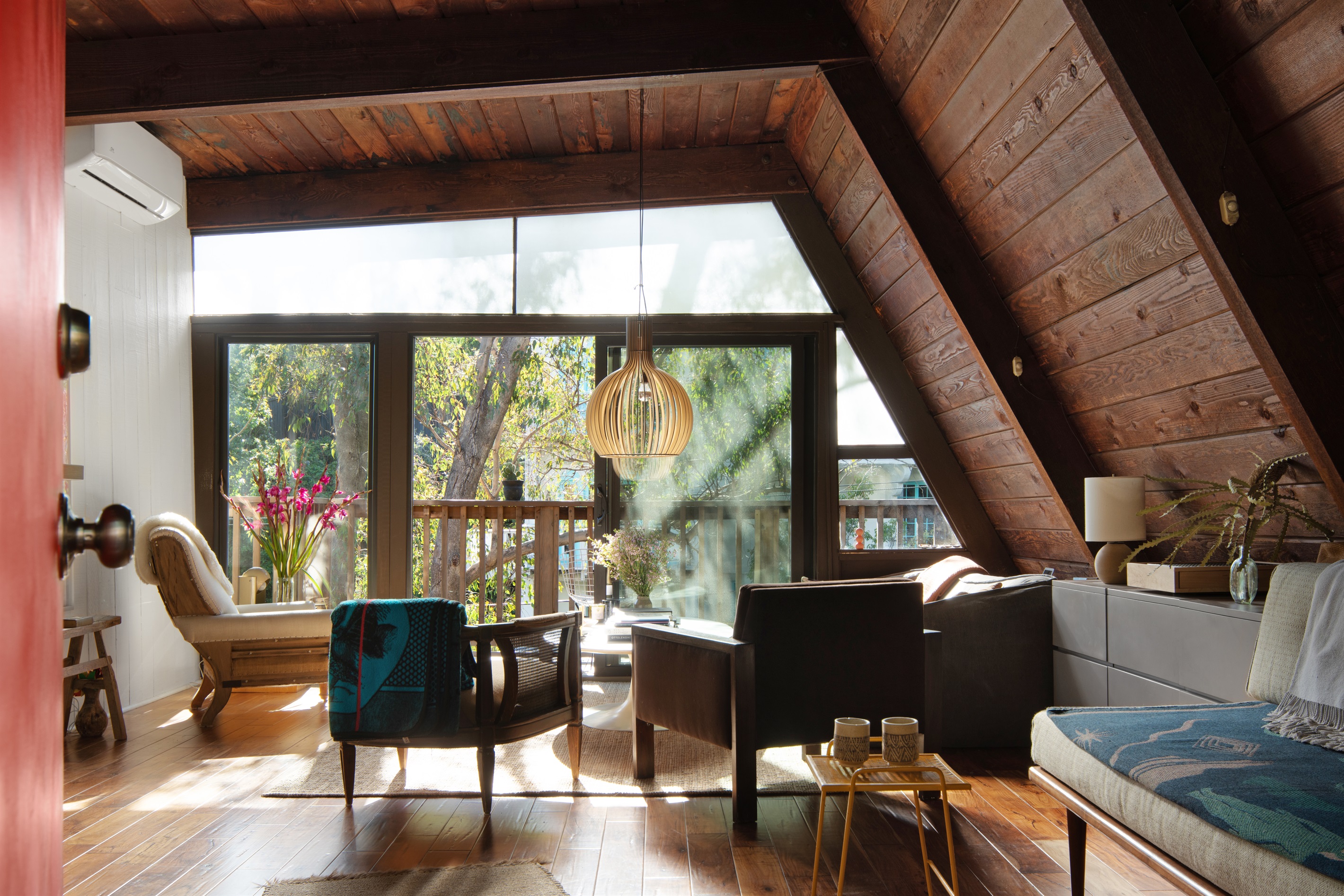 "Timeless Comfort: Relax in the Living Room of Vintage Elegance"