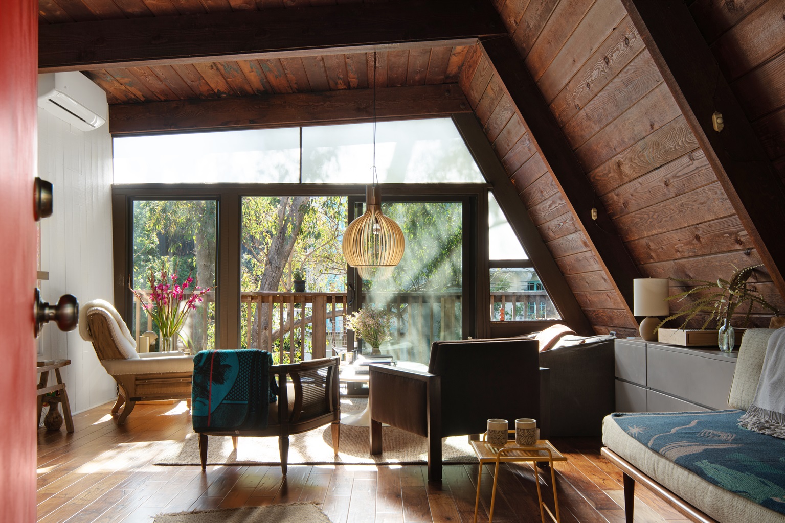 "Timeless Comfort: Relax in the Living Room of Vintage Elegance"