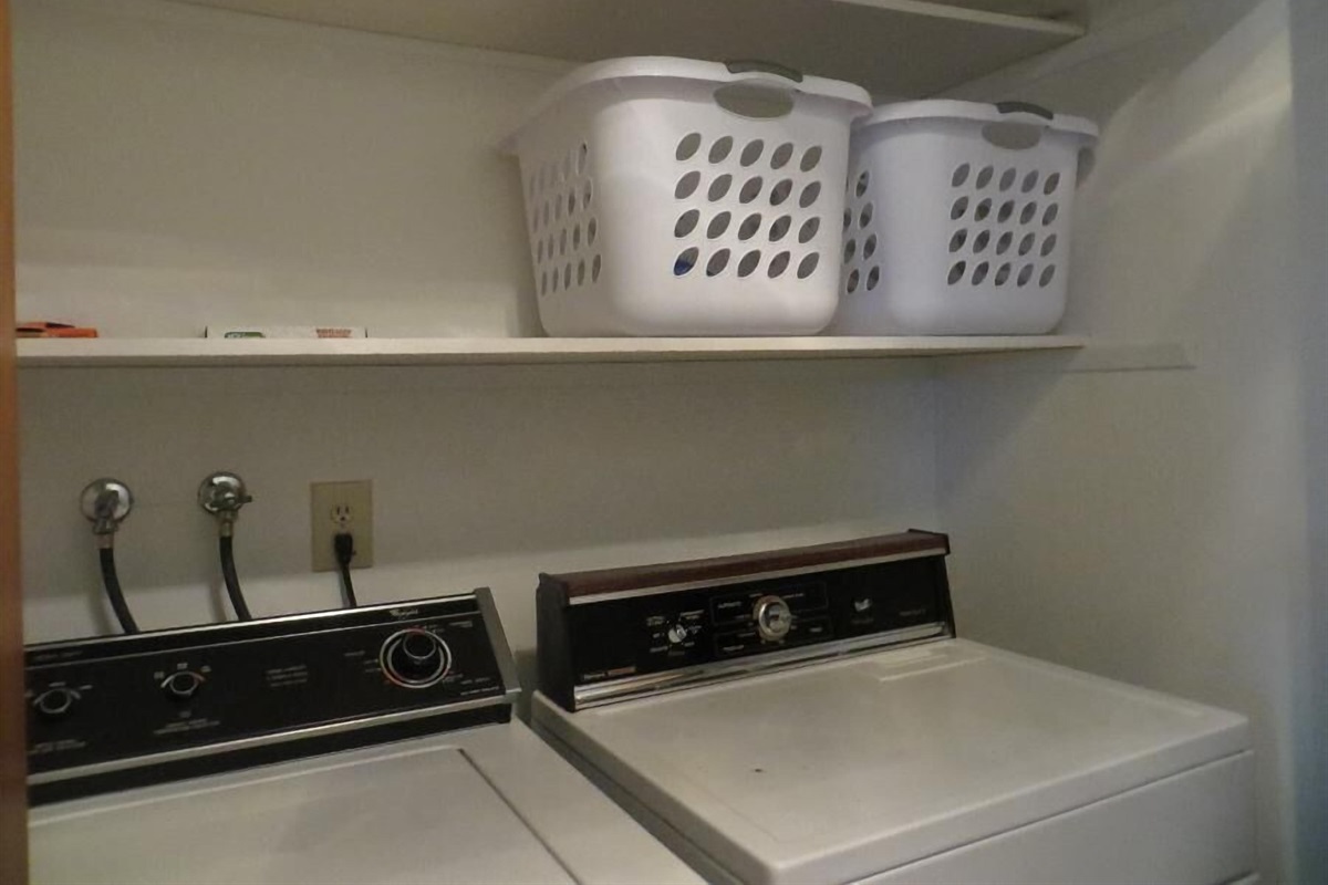laundry room between entry way and queen bedroom