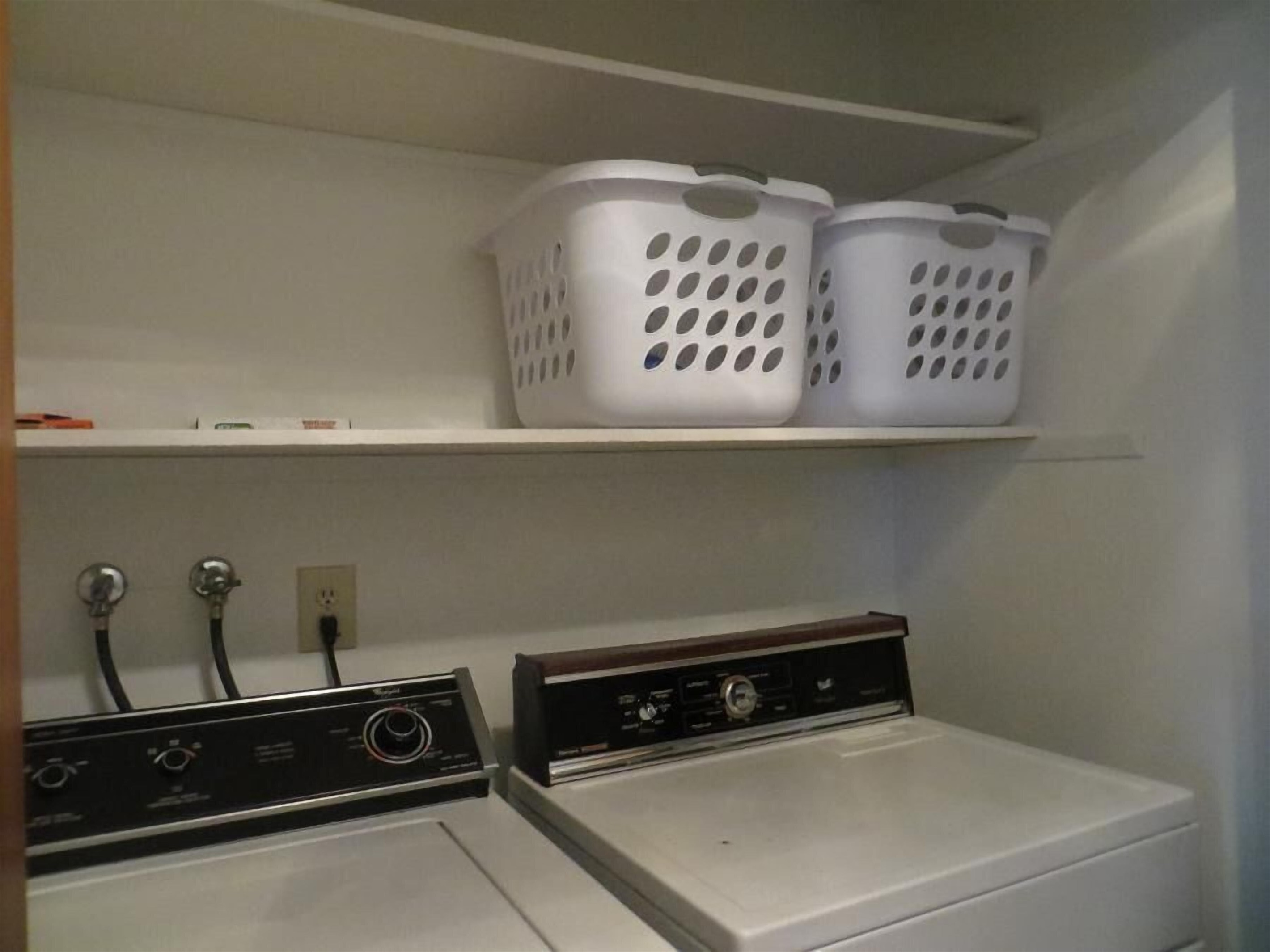 laundry room between entry way and queen bedroom