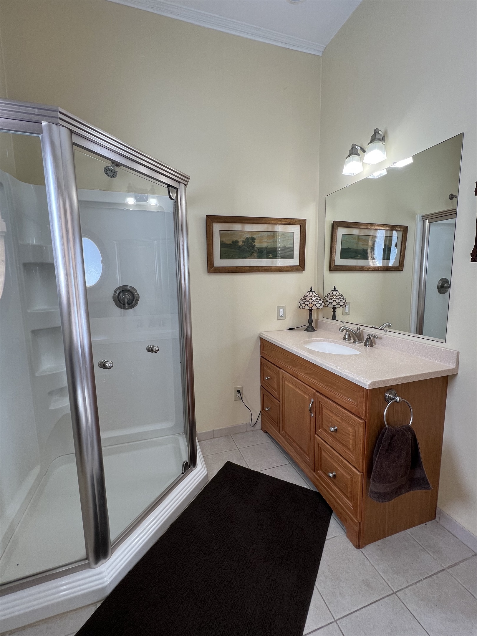 1st floor bath w/ shower