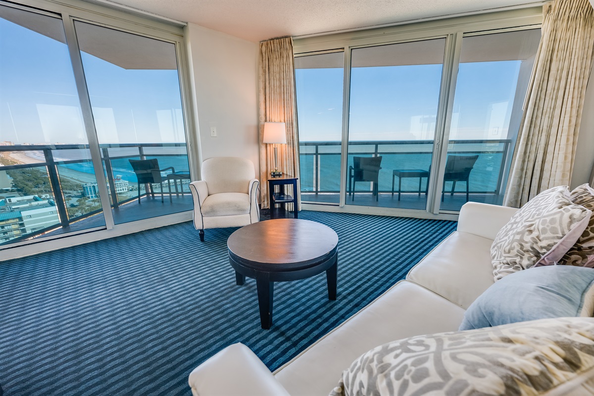 Amazing Living Room with Stunning Views🌊☀️