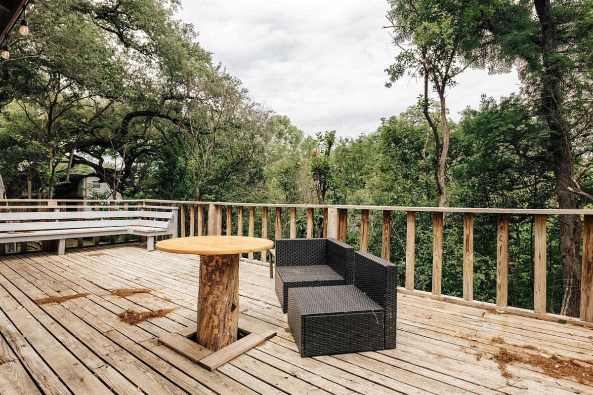 spacious patio are facing a creek and a park where you relax with picnic/beers