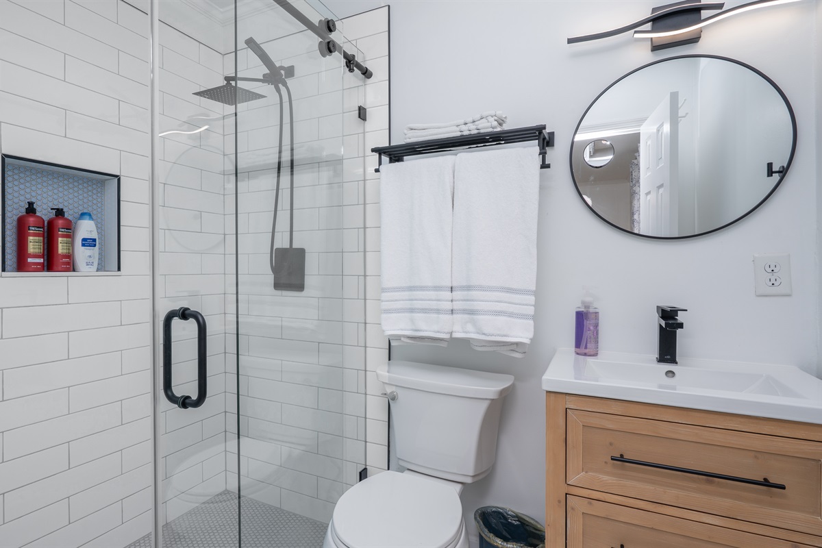 KING BEDROOM EN SUITE BATHROOM