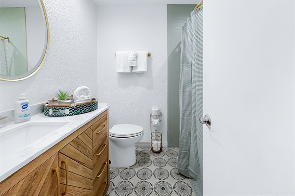 ✨ Newly renovated main bath with green/wood/gold vibes