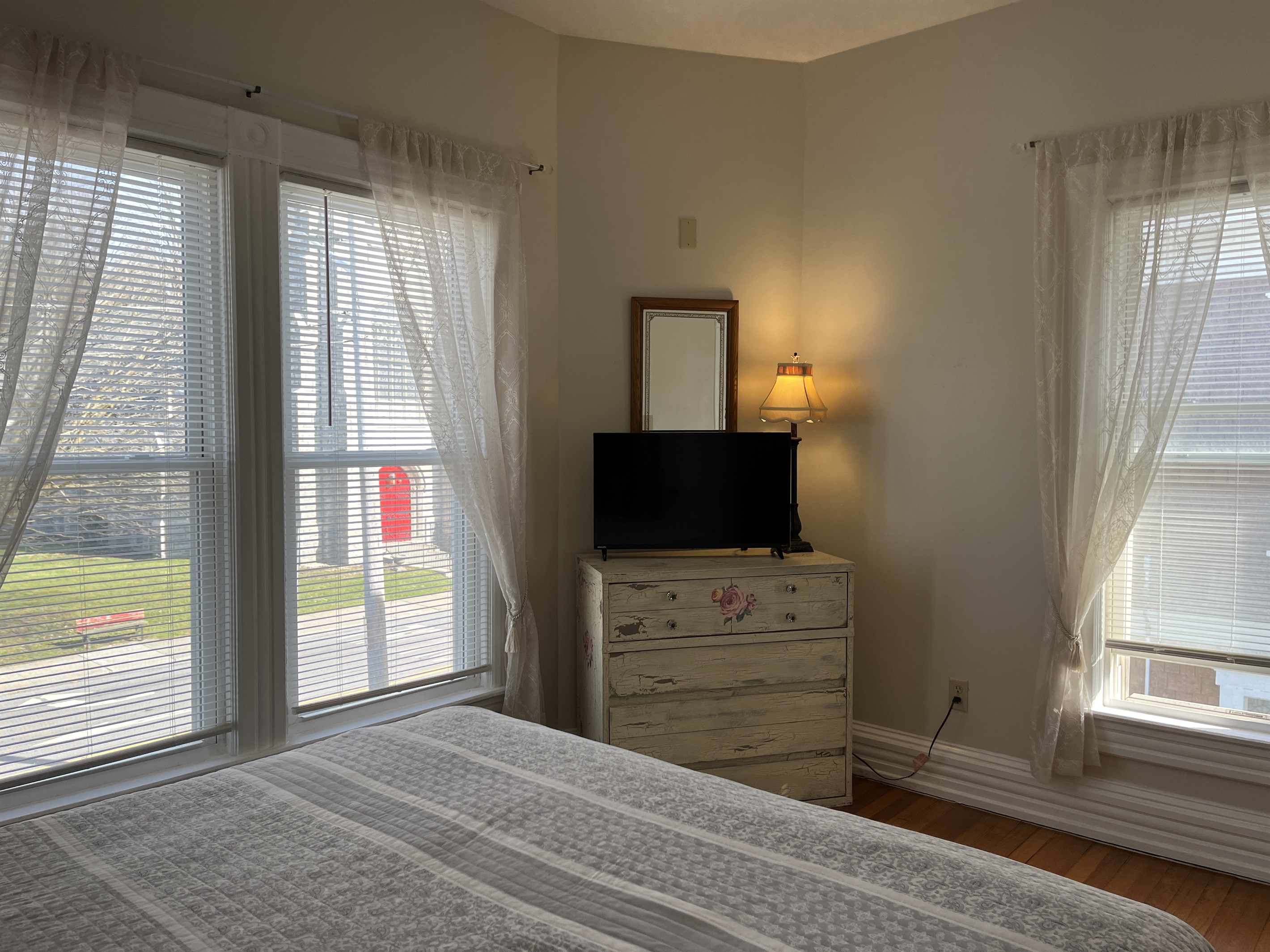 Queen bedroom #2 with ROKU Tv