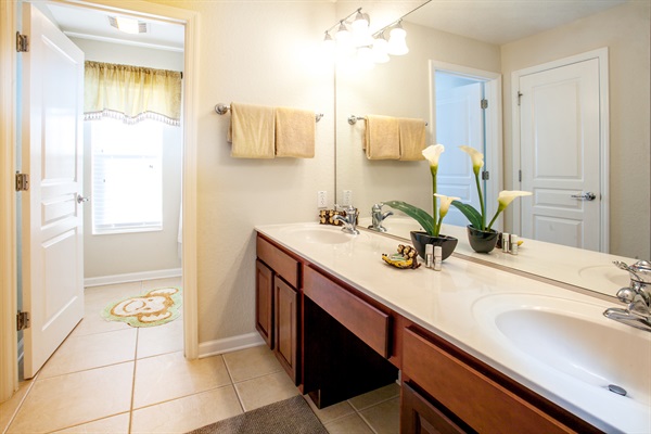 Upstairs Bathroom w/ Shower/Tub Combo & Dual Sinks