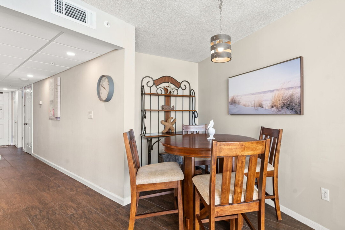 Dining table for 4 (plus bar seating)