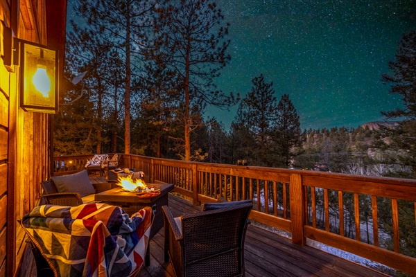 ✨🔥 Starry-night magic on the deck—snuggle up under blankets, sip something warm, and gather around the fire table with mountain air all around 🌌🌲