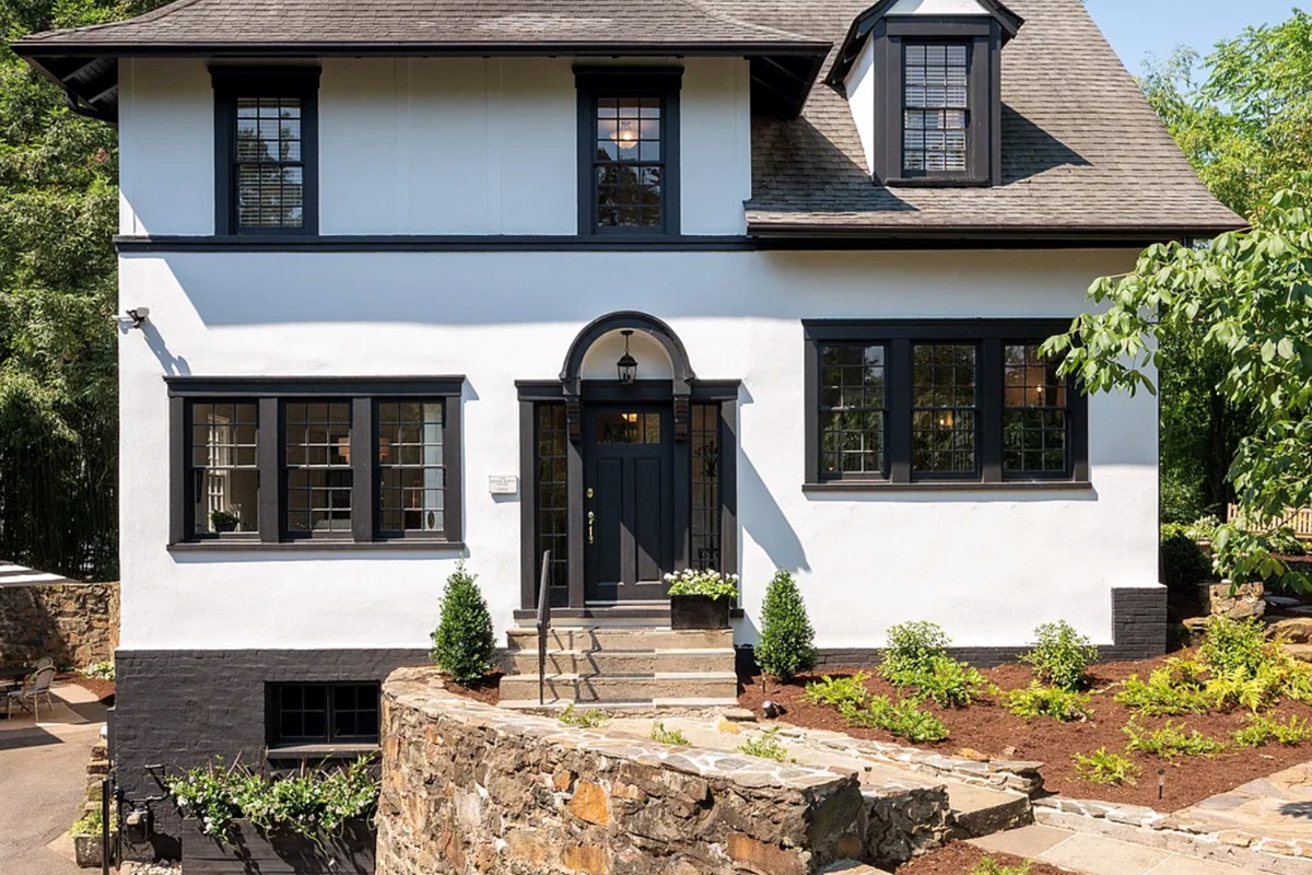 Please note that there are stairs leading to the main entrance.