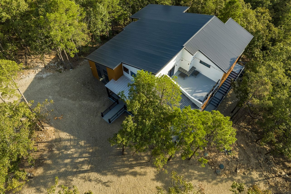 Large U shaped drive can conveniently accommodate cars, a boat, or RV