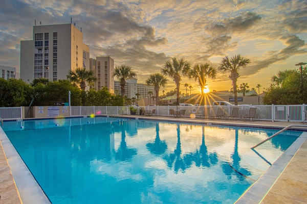 Super SHORT 10 second walk to seasonally heated pool