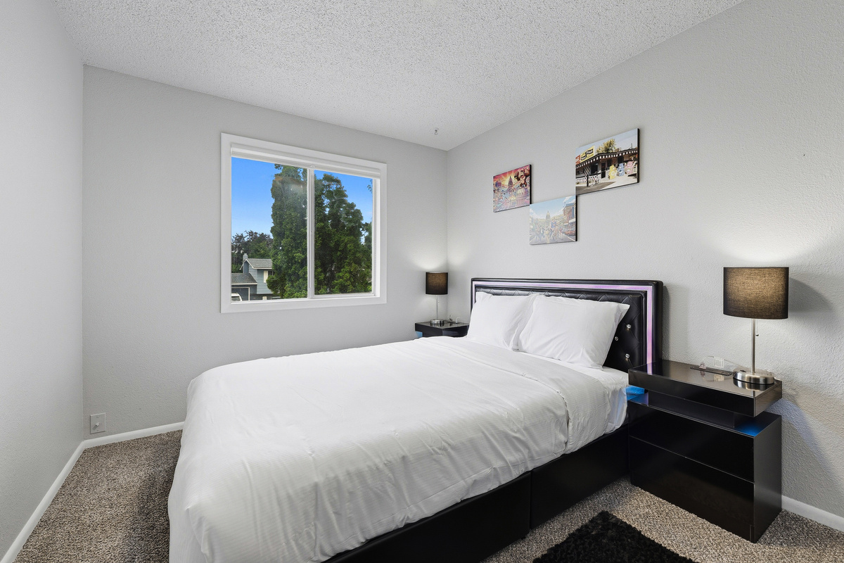 Black bedroom - Queen size bed