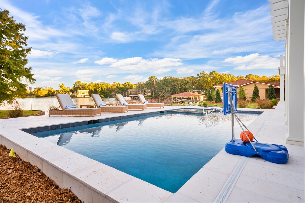 Pool seamlessly blending into the lake horizon.