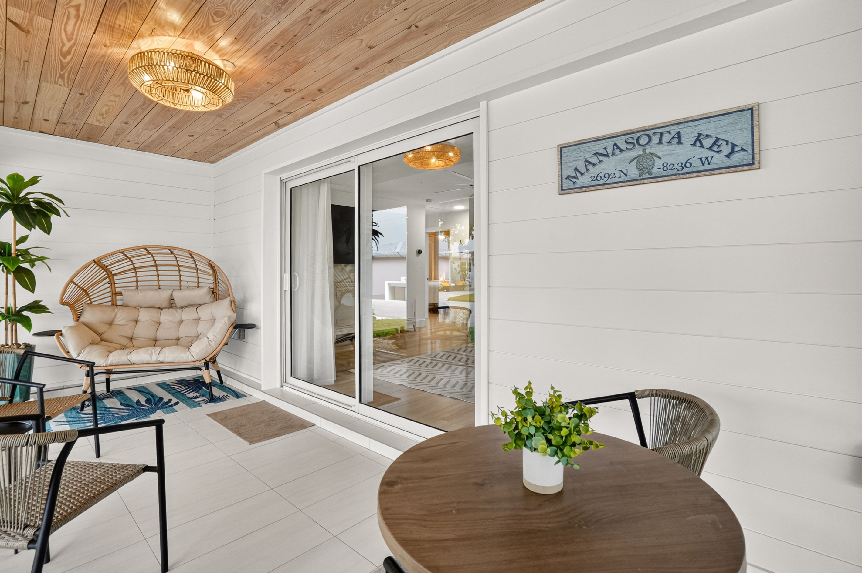 Enjoy morning coffee or evening conversation on Villa 61’s inviting screened lanai.
