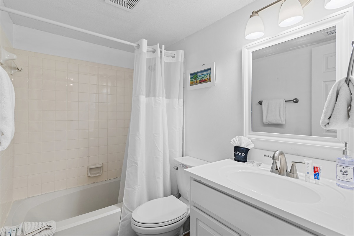 Guest Room 2 (Level 3): TWO Full Beds, Smart TV, Bathroom with Shower-Tub Combo (Sleeps 3)