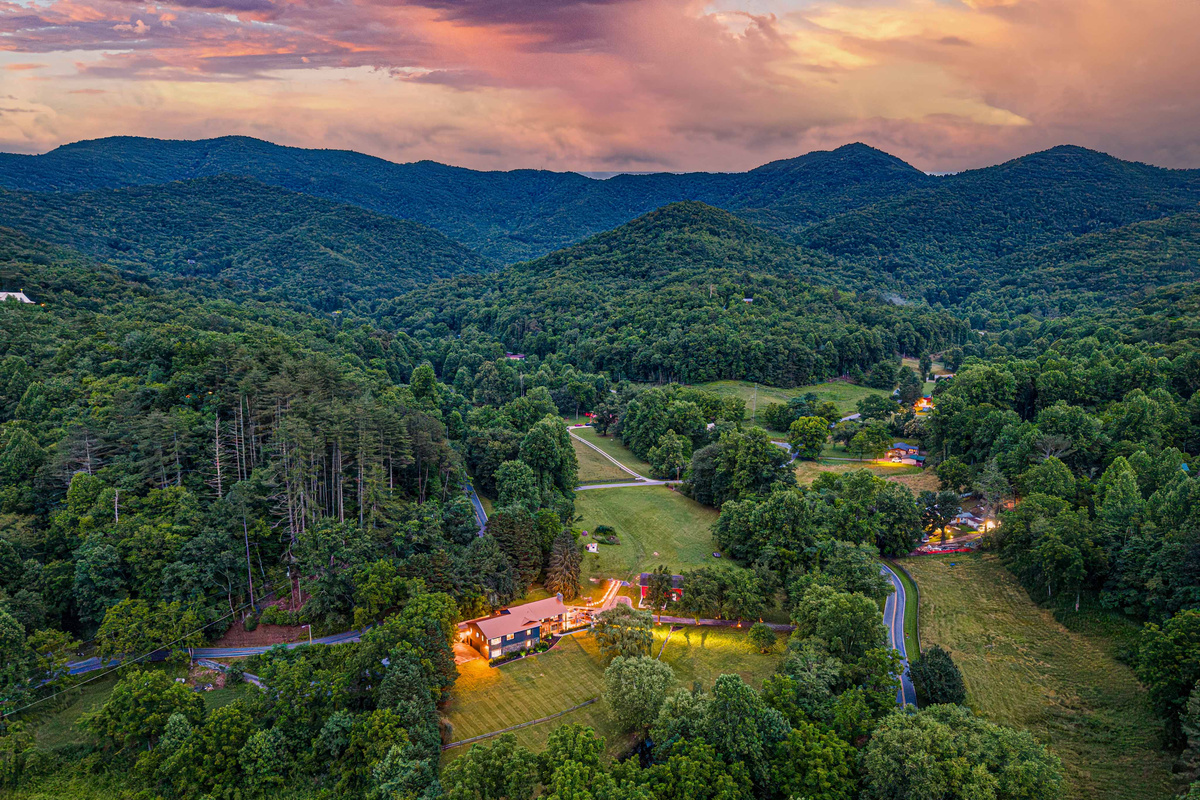 Scenic Retreat: Bask in breathtaking mountain views with vibrant sunsets and lush landscapes!