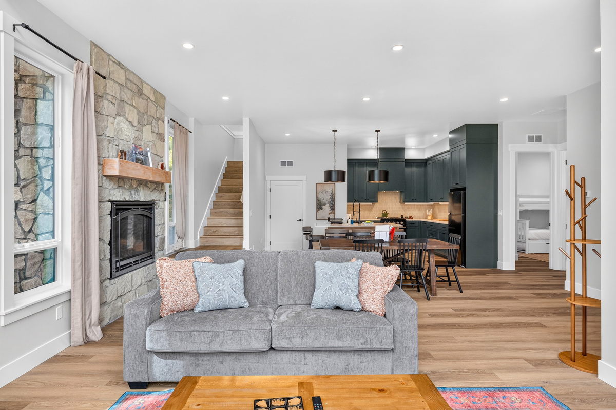 If you can take your eyes off the views, here is what you'd see in the main room downstairs.