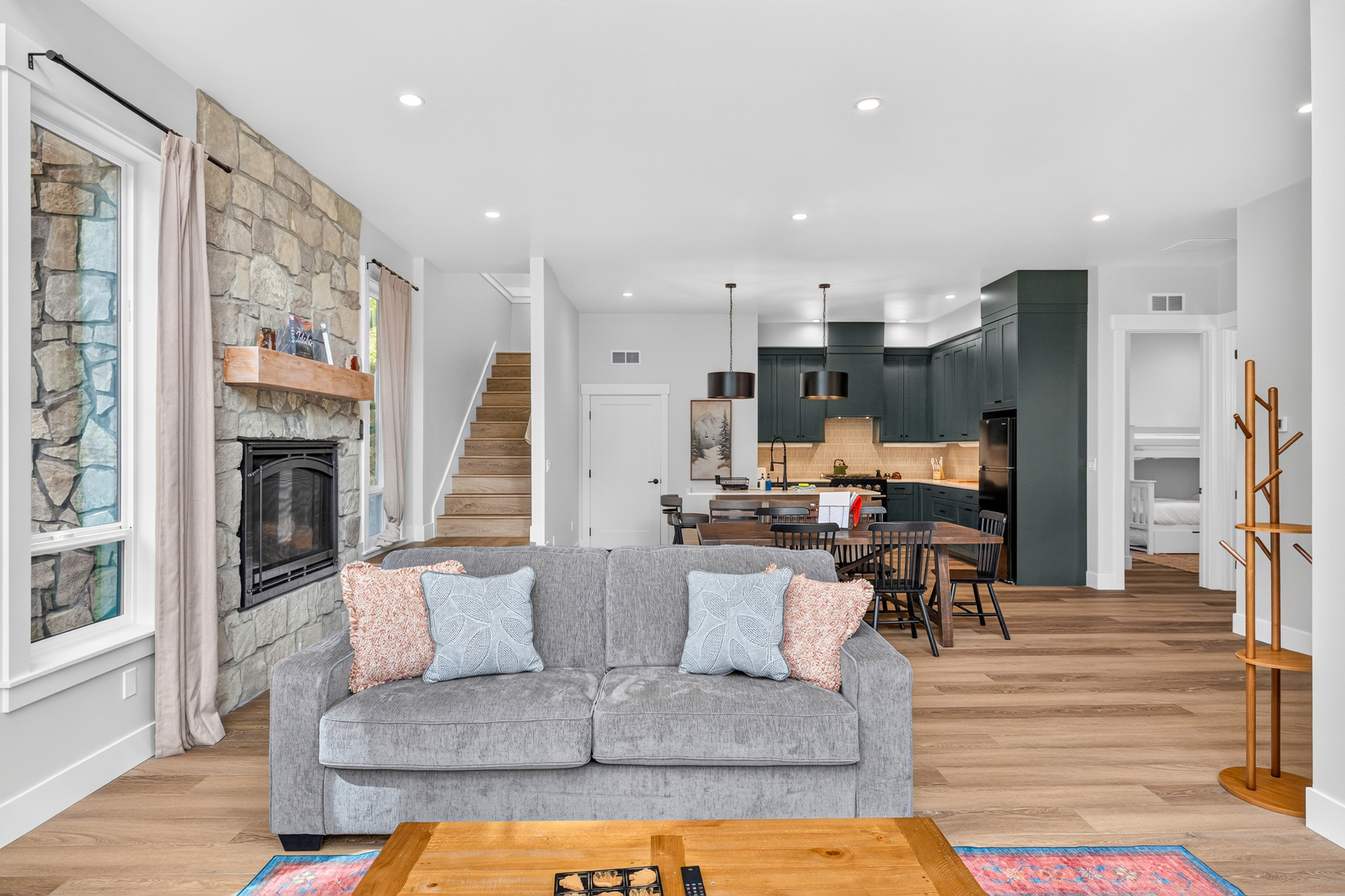 If you can take your eyes off the views, here is what you'd see in the main room downstairs.
