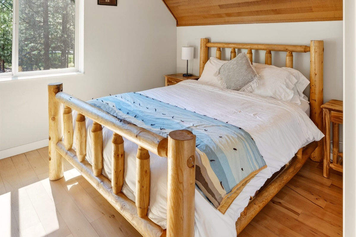 Queen bed, bedroom 2