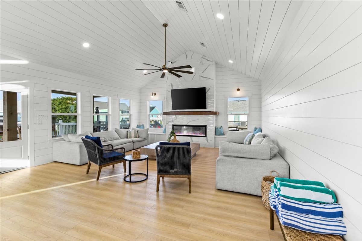 19e3babd88c0493faa76b8f58aaf7f2c Large | Beachhouse | Texas | TX | Vacation Homes | Galveston | Crystal Beach | Kokomo | Breezy Days | Beachfront Elegance | Sunrise Serenity | Southern Sands Property Management, LLC
