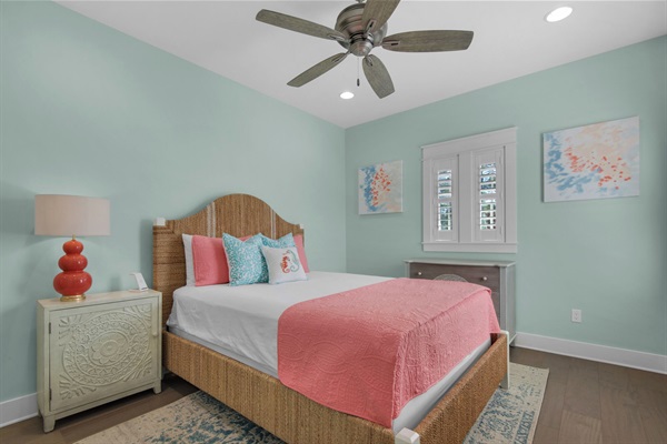 Queen Bedroom (2nd floor)