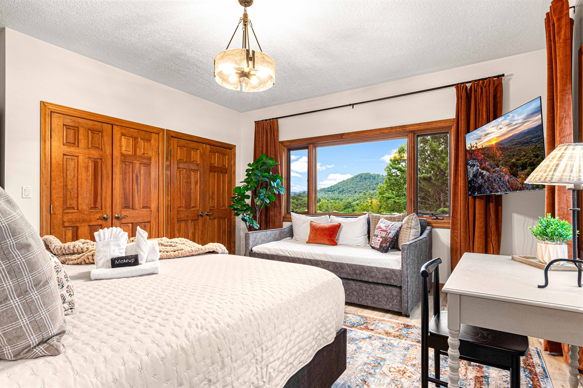The Biltmore Bedroom features a plush king bed, cozy sitting nook with a daybed and trundle, and breathtaking mountain views—perfect for couples or small families.🛏️🌄✨