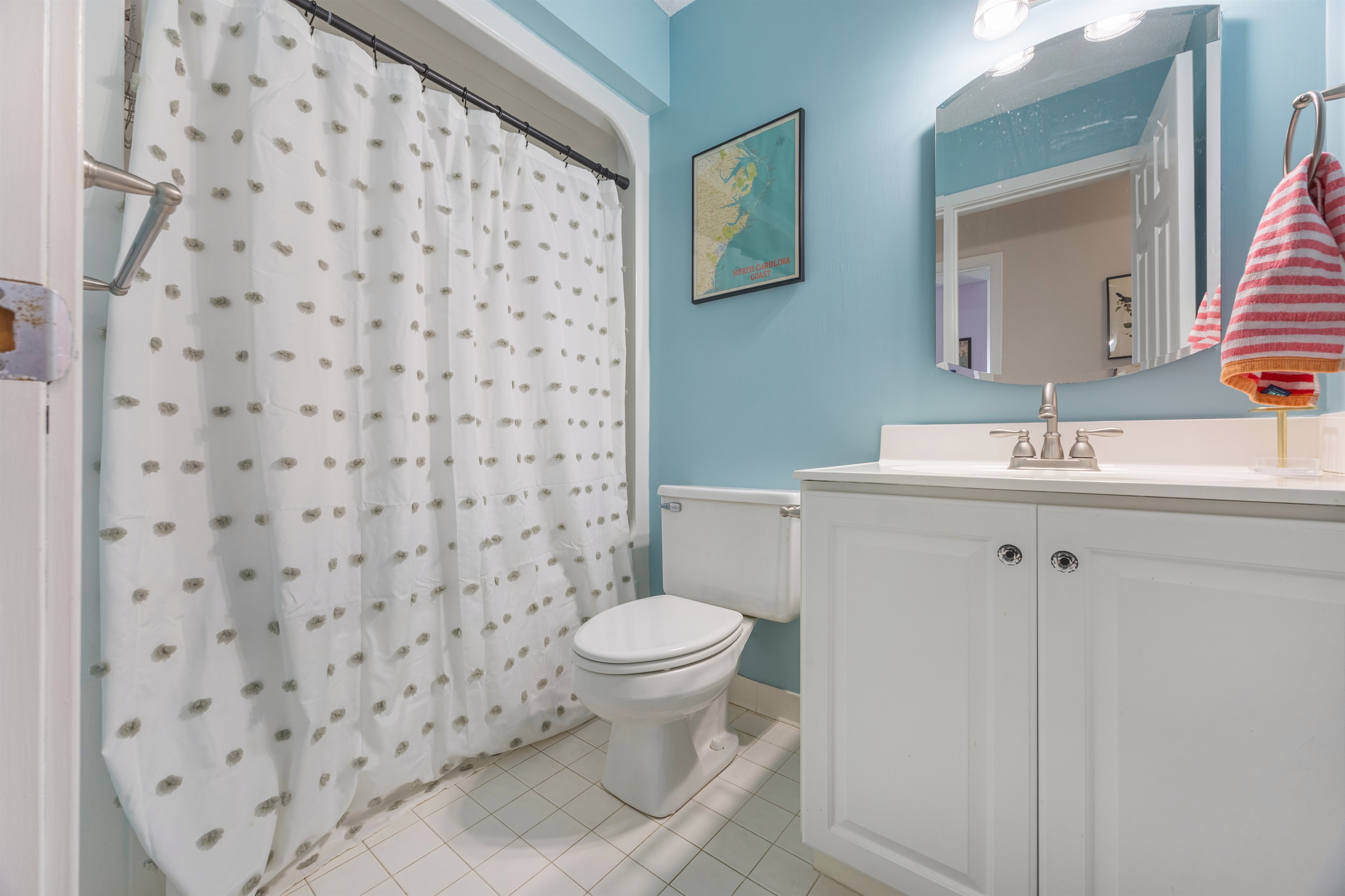 Full bath with shower–tub combo ideal for kids and guests.