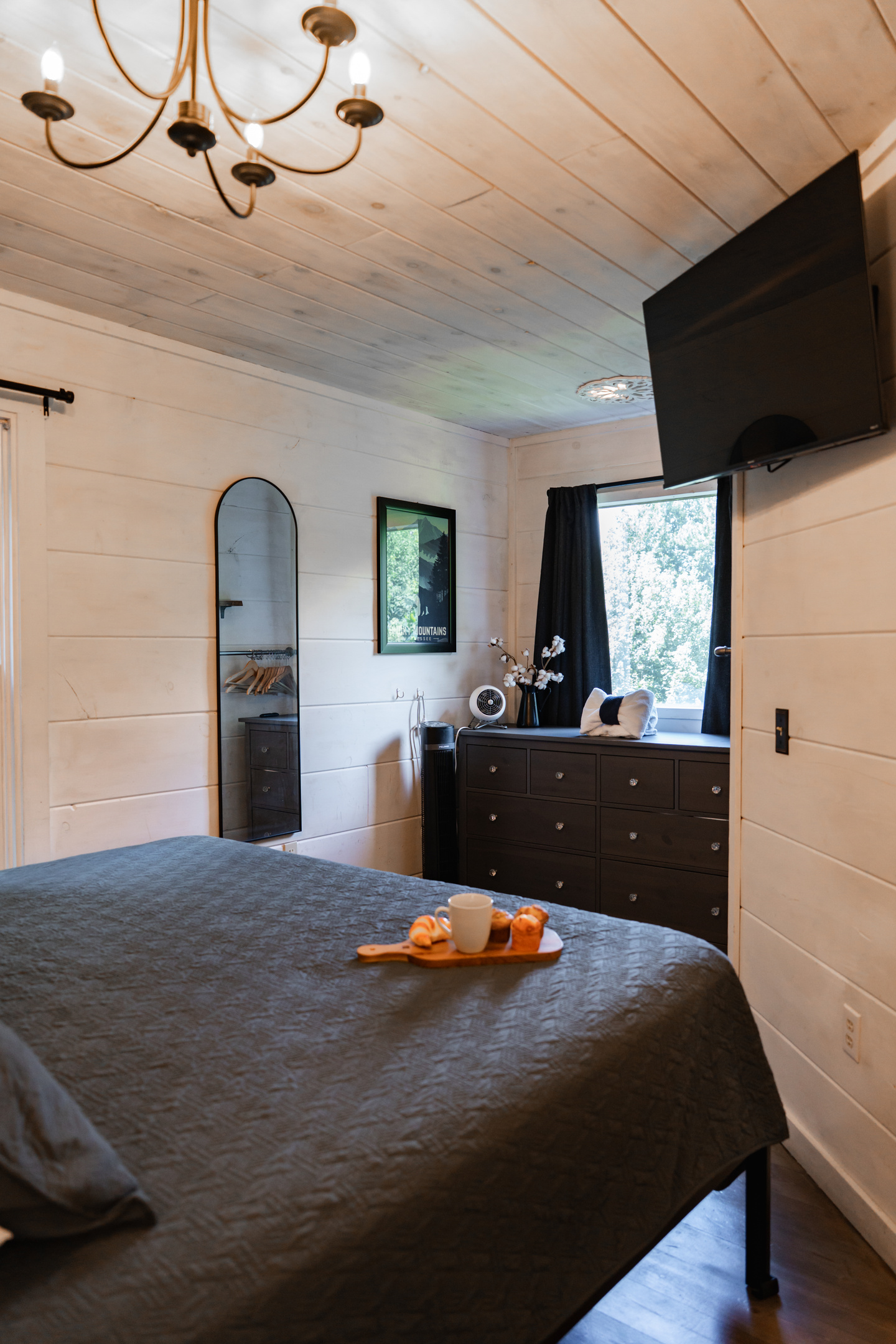 Main bedroom | Plush King bed & TV | 1st Floor