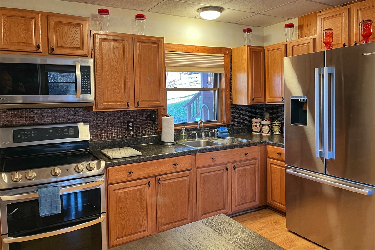 Well-stocked full kitchen