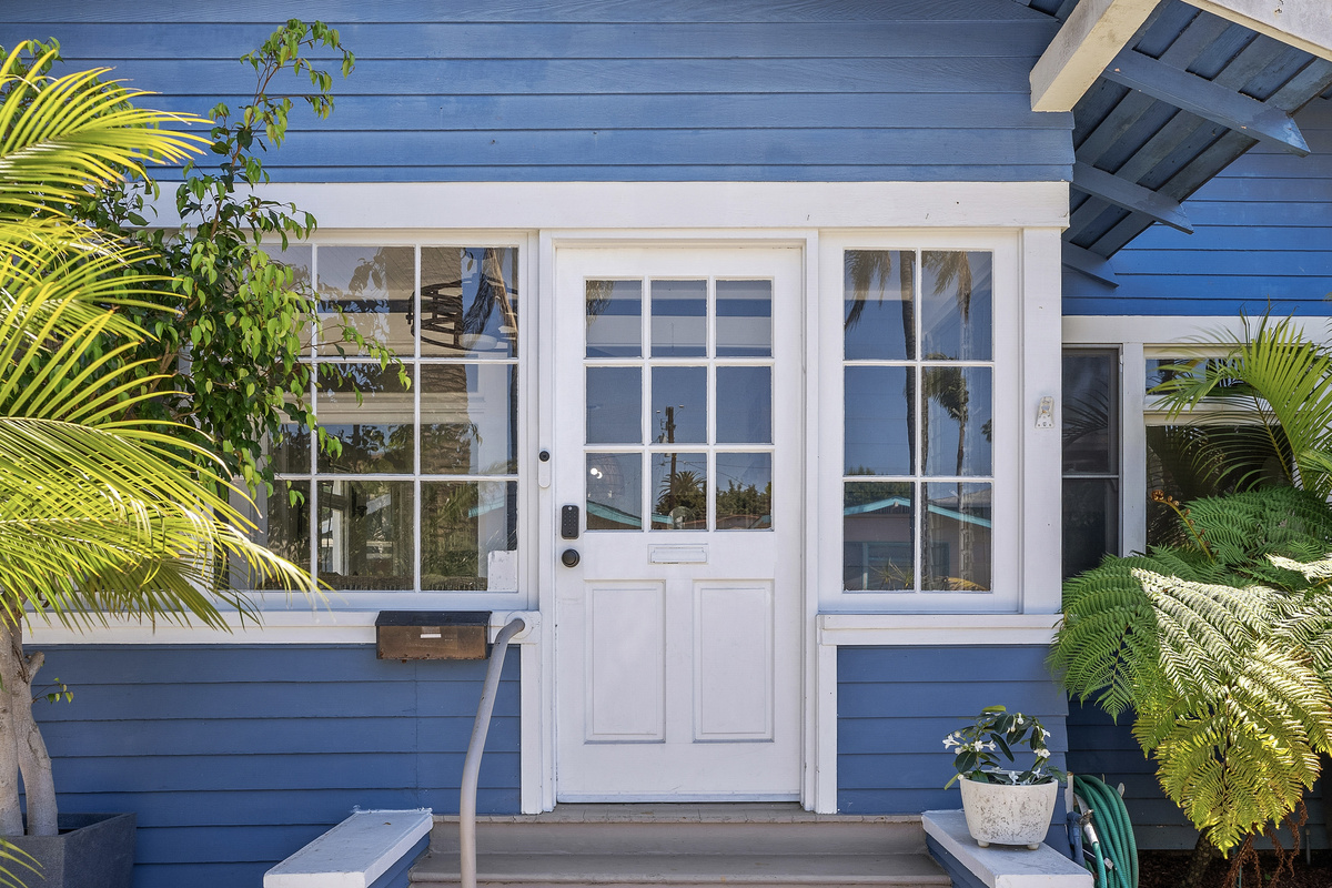 🏡 Welcome to your home away from home. A cozy coastal retreat awaits.