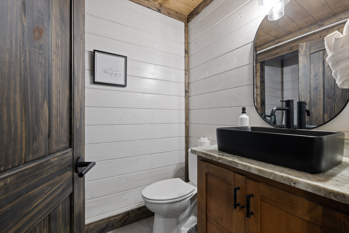 A convenient second bath means everyone has a little more space to get ready without interrupting the slow pace of the stay.
