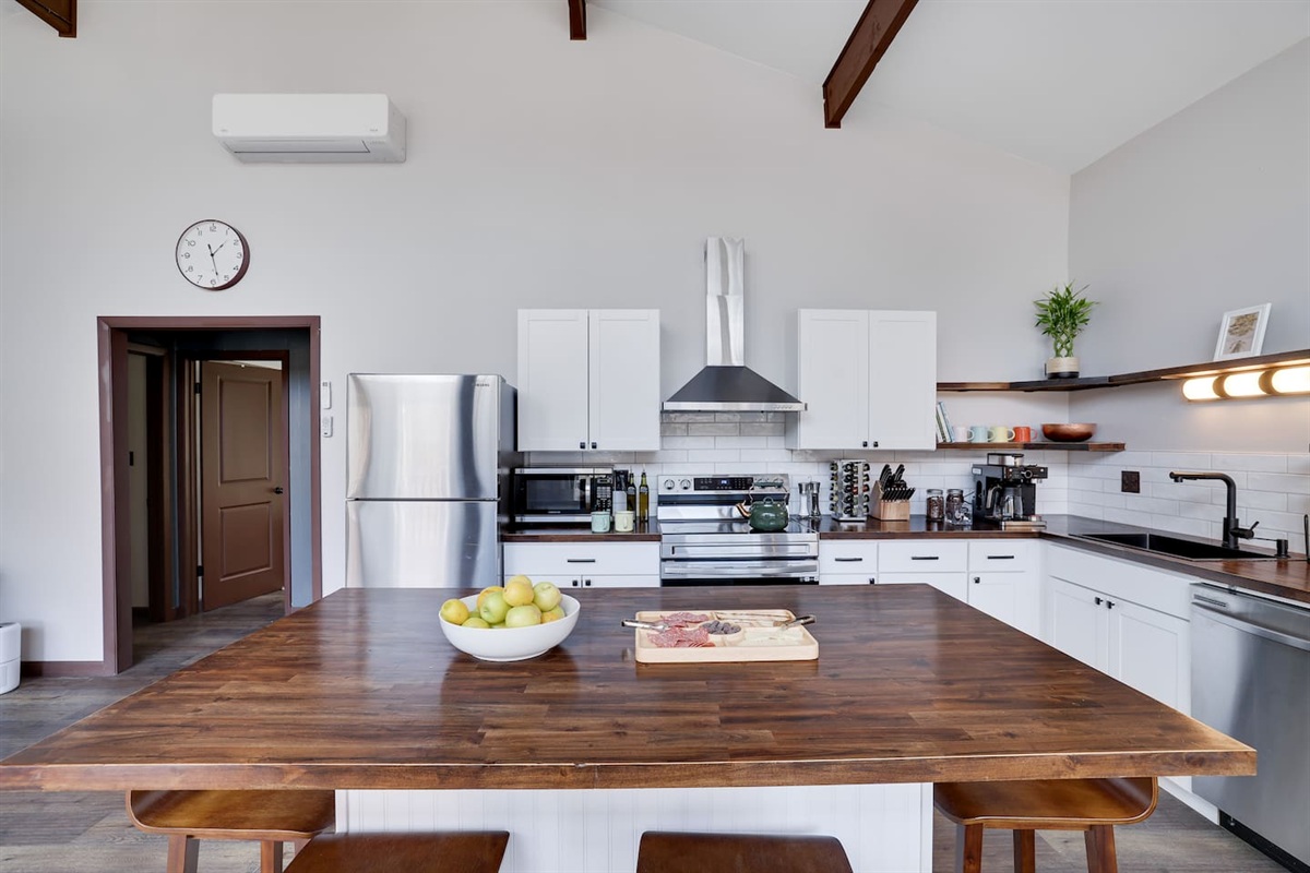 [Kitchen] Fully stocked & equipped