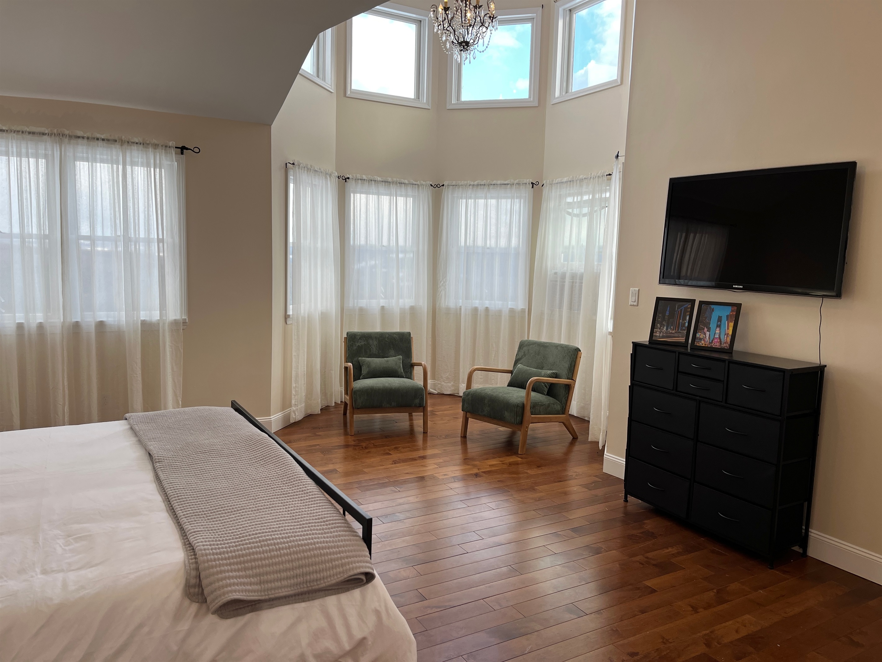 King primary bedroom with ensuite bath