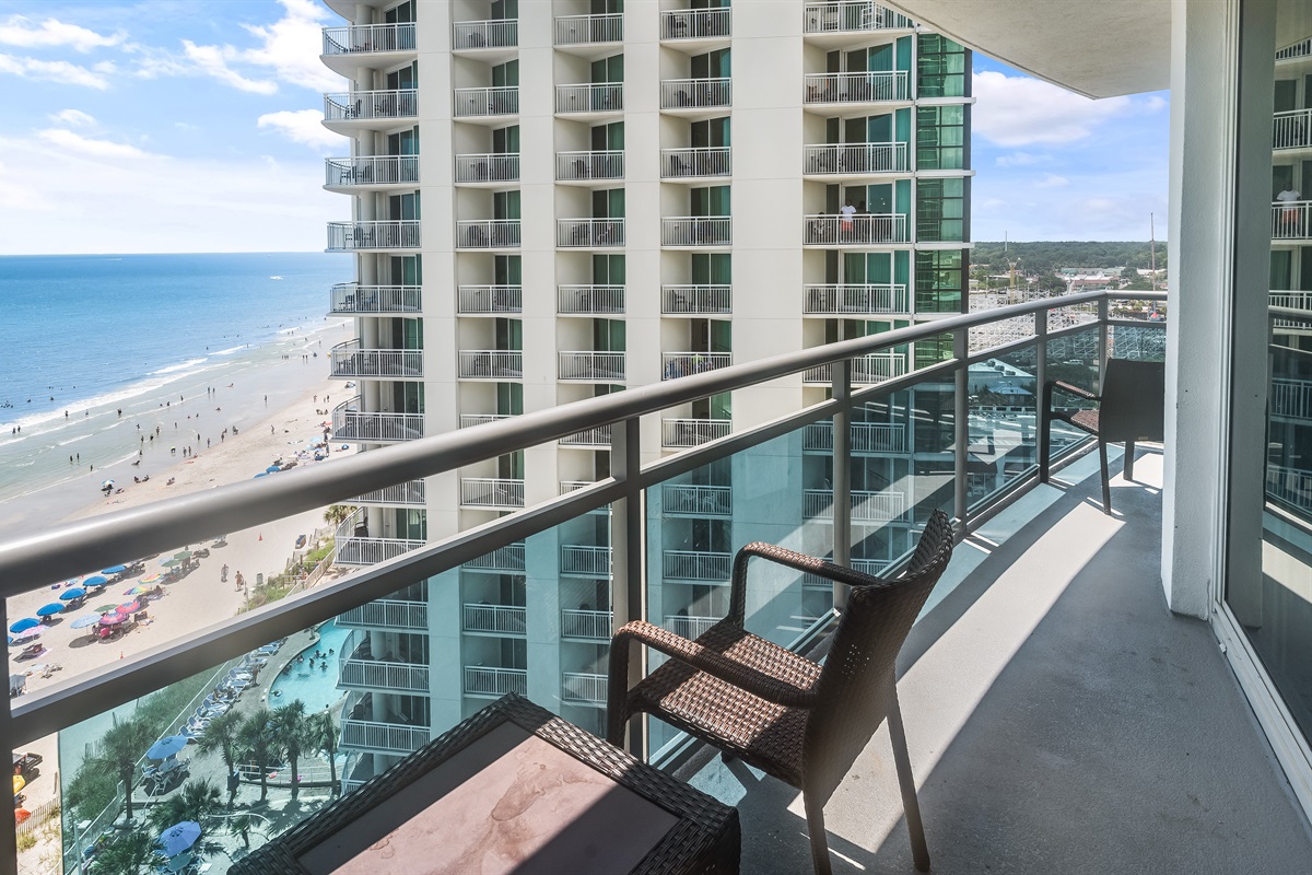 Large Balcony with Amazing Views of the Ocean🌊☀️