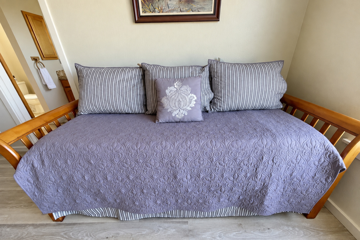 Daybed with 2-Twins in Mstr Berm Suite #1
